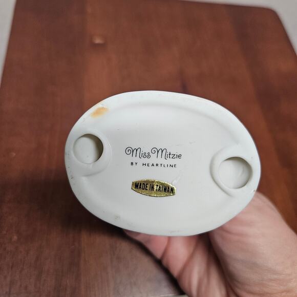 Vintage Miss Mitzie by Heartline Porcelain Figurine, Sweeping Floors With Cat - Picture 5 of 6